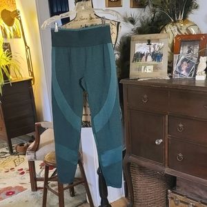 Pink leggings never worn color is a deep Green